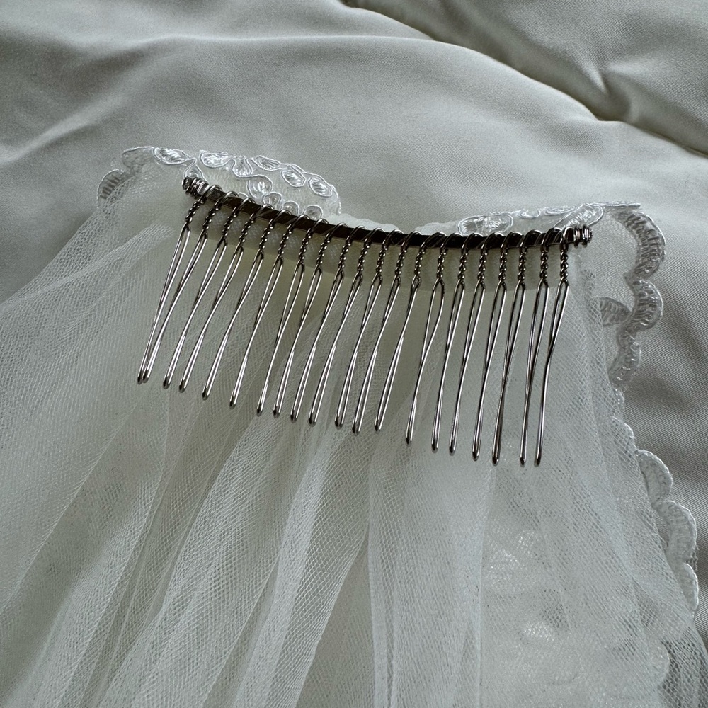 Great condition ivory bridal veil with lace trim - Picture 3 of 5